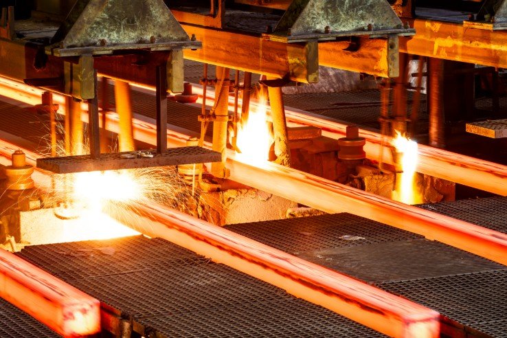 laser distance sensor, sensor pengukur dimensi baja, laser distance sensor industri, pengukuran slab baja, laser distance sensor untuk industri baja, sensor tahan panas industri, kontrol kualitas produksi baja