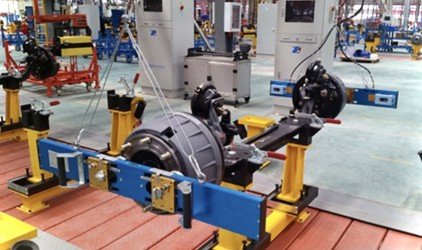 sensor laser otomotif, inspeksi poros depan, pengukuran geometri kemudi, quality control otomotif, sensor presisi manufaktur, laser distance sensor industri, kontrol kualitas lini produksi