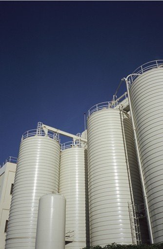 sensor level silo, laser distance sensor ketinggian material, laser distance sensor industri, monitoring stok bahan baku, sensor non-kontak, pengukuran level bulk material,